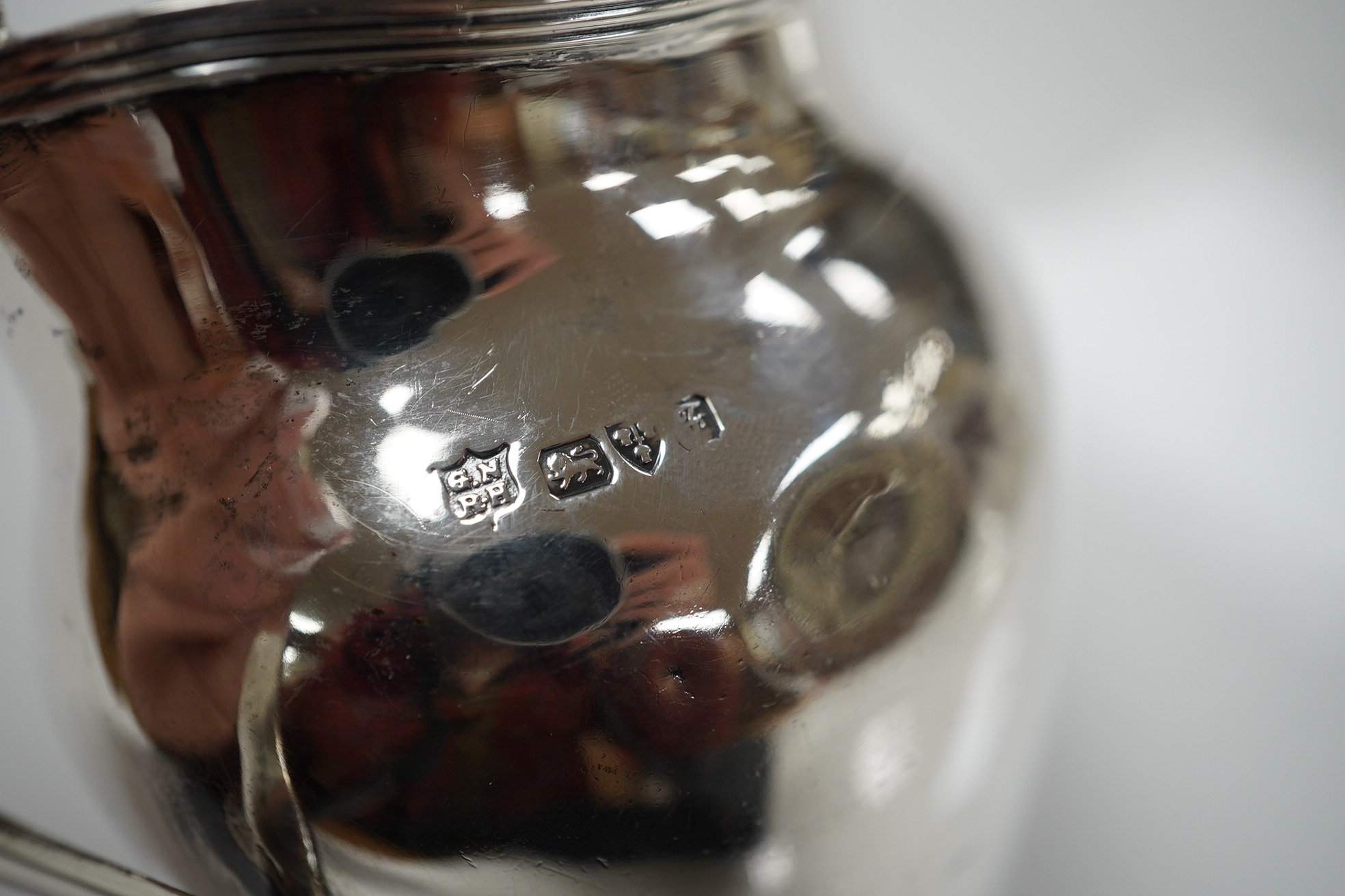 An Edwardian silver cream jug and sugar bowl, Nathan & Hayes, Chester, 1906?, 6.4oz. Condition - poor to fair